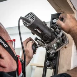 T4EK - 850W 1/4" Variable Speed Plunge Router 240V UK -Outlet Router Grip Store t4ek feat1