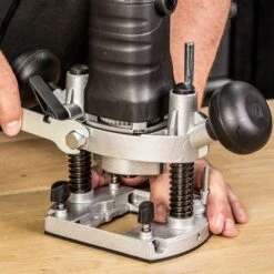 T4ELK - 760W ¼” Variable Speed Plunge Router 110V 16A -Outlet Router Grip Store t4ek feat4 2