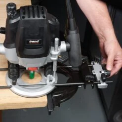 T7EK/EURO - 2100W 12mm Variable Speed Plunge Router 230V EU -Outlet Router Grip Store t7ek feat10 1