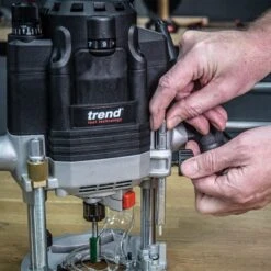 T8EK/EURO - 2200W 12mm Dual-Mode Plunge Router 230V EU 40 T8EK/EURO - 2200W 12mm Dual-Mode Plunge Router 230V EU -Outlet Router Grip Store t8 feat13 2